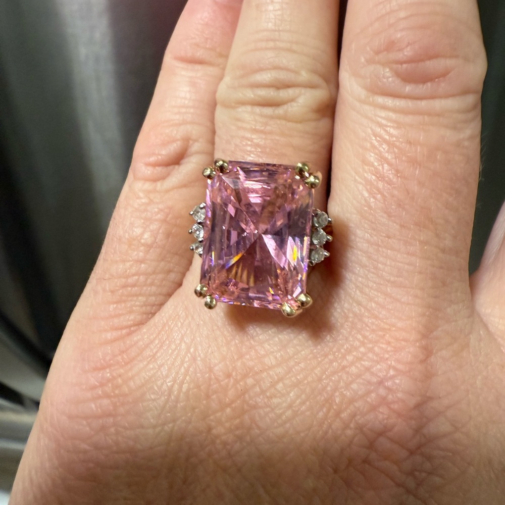 Elegant Pink Gemstone Ring - Picture 2 of 8
